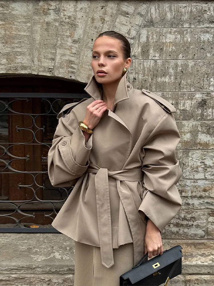 Stylowy Retro Trench dla Kobiet z Odwróconym Kołnierzem i Poduszkami na Ramionach - Elegancka Odzież Wierzchnia Jacket Warschau Fashion