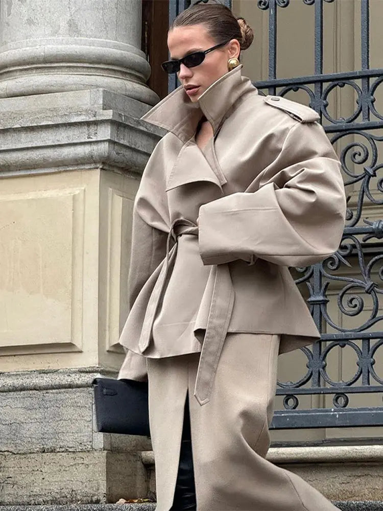 Stylowy Retro Trench dla Kobiet z Odwróconym Kołnierzem i Poduszkami na Ramionach - Elegancka Odzież Wierzchnia Jacket Warschau Fashion