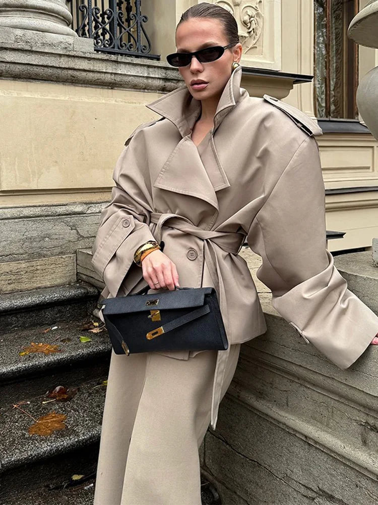 Stylowy Retro Trench dla Kobiet z Odwróconym Kołnierzem i Poduszkami na Ramionach - Elegancka Odzież Wierzchnia Jacket Warschau Fashion