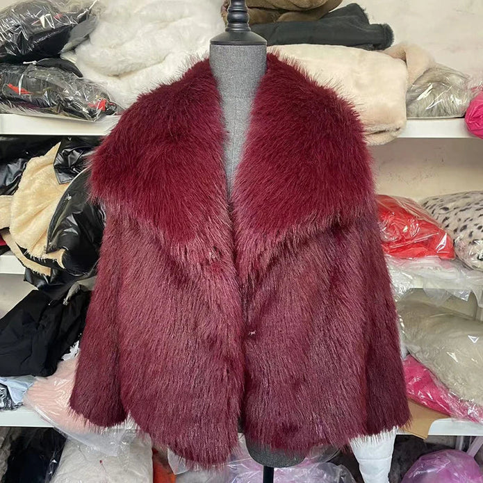 Krótkie Sztuczne Futro dla Kobiet – Elegancki Zimowy Płaszcz na Casualowe i Półformalne Okazje Jacket Warschau Fashion Bordowy XS