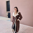 Damski długi płaszcz skórzany z pluszowym wykończeniem i szerokimi klapami – elegancki i uniwersalny płaszcz na zimowe formalne i codzienne okazje Coats & Jackets Warschau Fashion Brązowy S