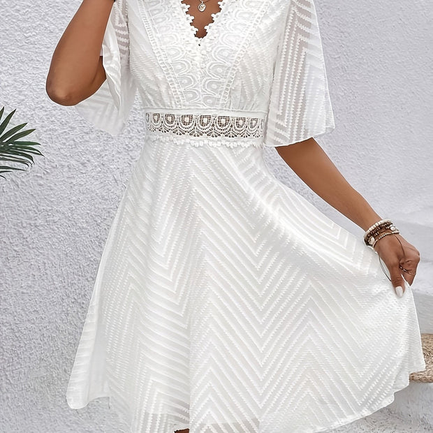 Elegancka Letnia Sukienka 'SummerLace' z Dekoltem V i Detalami z Koronki - Idealna na Absolutorium i Imprezy Warschau Fashion Biały S