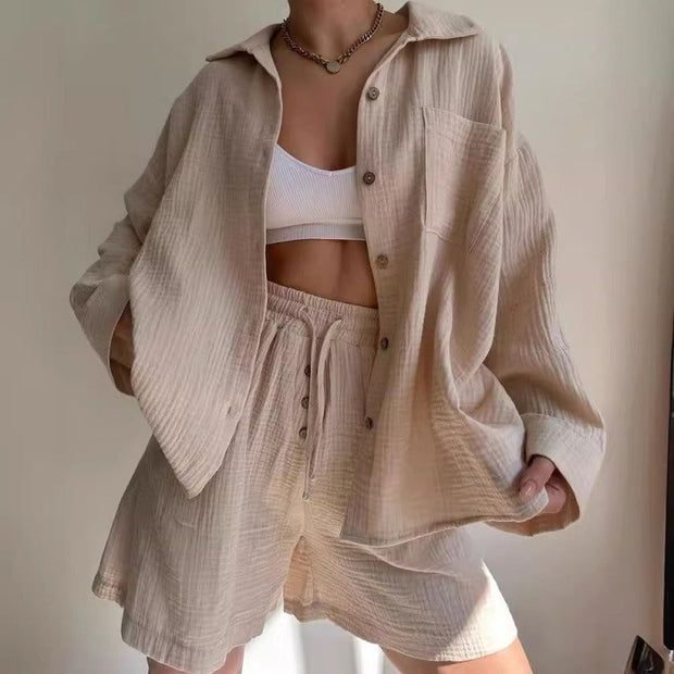 Damski dwuczęściowy zestaw: Bluzka z długim rękawem z guzikami i szorty z wysokim stanem z troczkiem – 100% bawełna 2-Piece Sets Warschau Fashion Khaki S