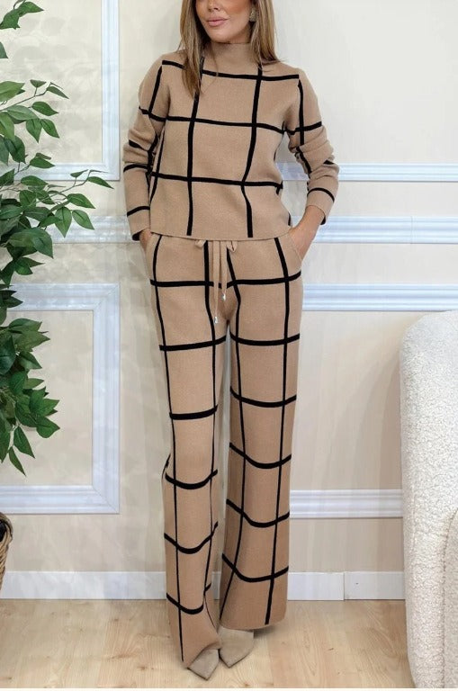 Dwuczęściowy zestaw damski – Luźny krój – Dzianina w kratę – Długi rękaw – Spodnie z regulowanym troczkiem 2-Piece Sets Warschau Fashion Kamel S