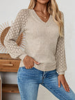 Lotte | Elegancki sweter z długim rękawem w serek z subtelnym haftem Warschau Fashion