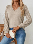 Lotte | Elegancki sweter z długim rękawem w serek z subtelnym haftem Warschau Fashion